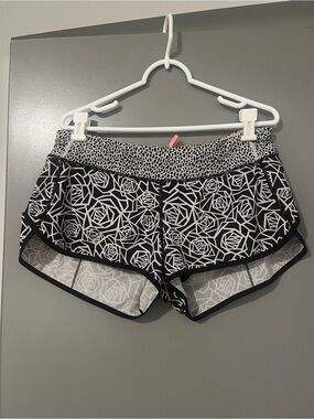 Lululemon Size 10 Black & White Floral Print Speed Shorts 2.5”